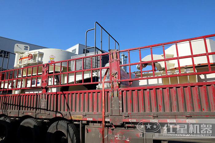 紅星制沙機設(shè)備被分解裝車運走 紅星制沙機設(shè)備被分解裝車運走